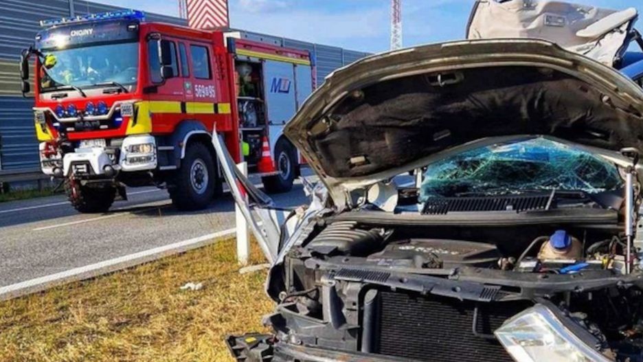 Osobówka wbiła się w naczepę TIR-a.