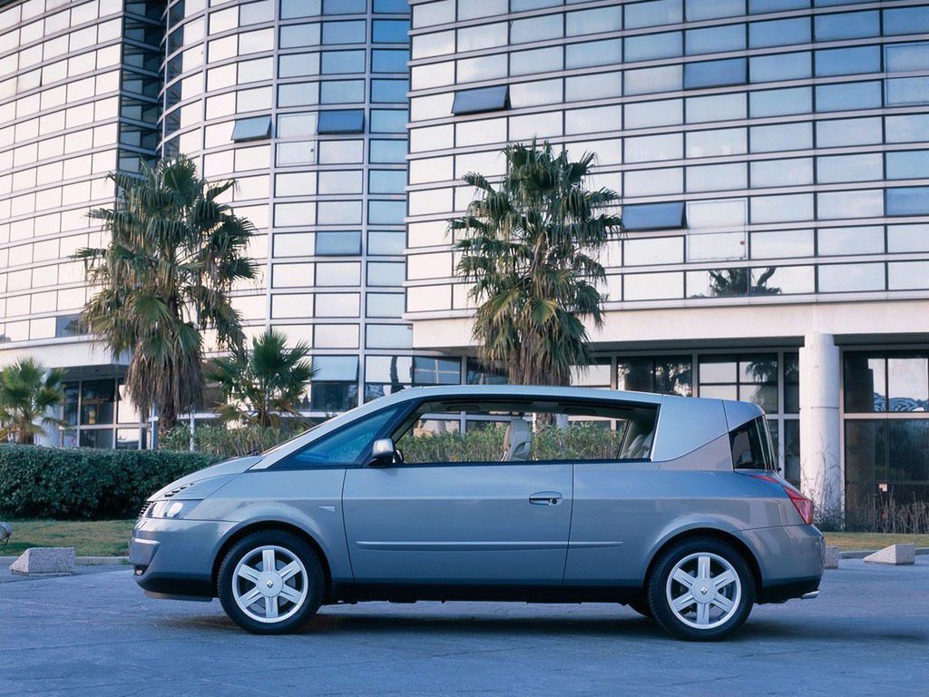 Minivan/Coupe z silnikiem V6 i bezramkowymi ramkami. Designerzy Renault już nigdy nie dostaną tak szerokiego pola do popisu.