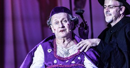 Arcybiskup z makijażem, duchowni w intymnych sytuacjach. Teatr rozlicza się z Kościołem