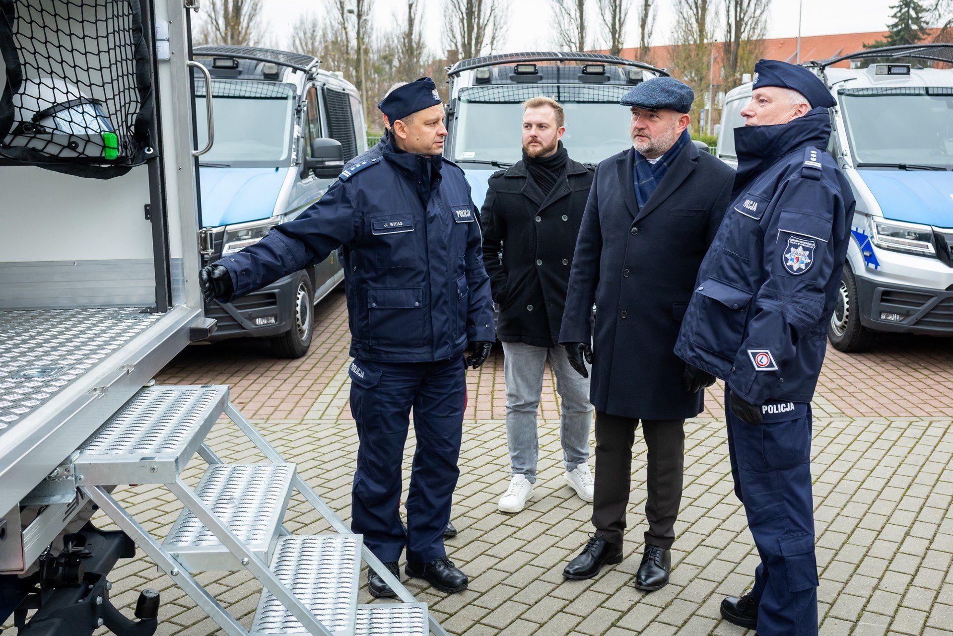 Kujawsko-pomorska policja wzbogaciła się o 13 nowoczesnych samochodów i 8 dronów. 