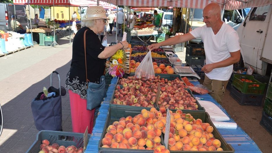 Wybór warzyw i owoców na targu jest duży