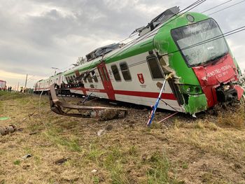 Zderzenie z ciężarówką na przejeździe. Pociąg się wykoleił