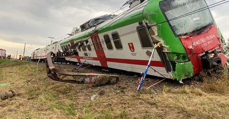 Zderzenie z ciężarówką na przejeździe. Pociąg się wykoleił