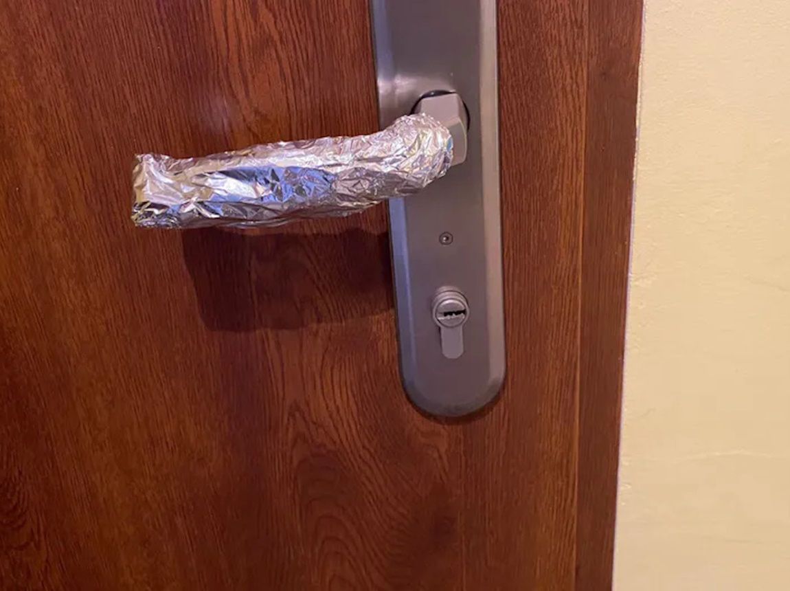 Folia aluminiowa na klamce