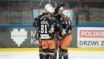 Hokej. Grad goli i zwycięstwa gospodarzy. Zmiana na podium