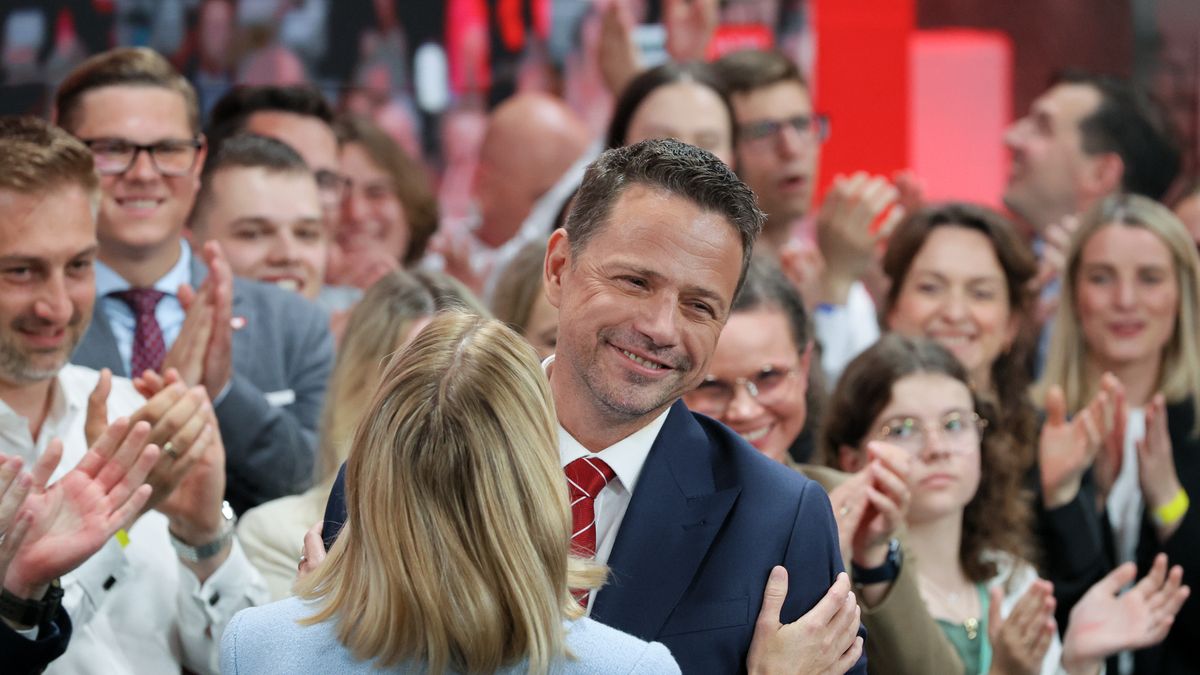 Warszawa, 01.06.2025. Wybory prezydenta RP - II tura. Kandydat KO w wyborach prezydenckich, prezydent Warszawy Rafał Trzaskowski w swoim sztabie wyborczym w Warszawie, 1 bm. Zakończyło się głosowanie w II turze wyborów prezydenta RP. (aldg) PAP/Paweł Supernak