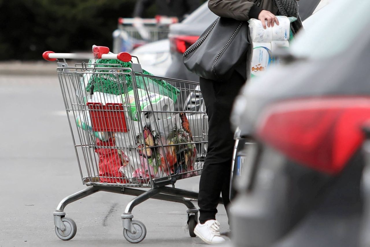 Wojna sklepów z fast foodami. To nowy efekt inflacji