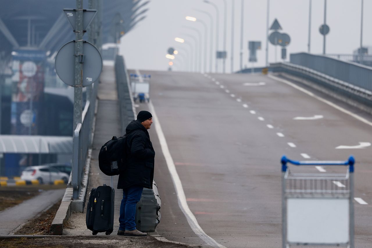 Ludzie czekający na lotnisku w Kijowie.