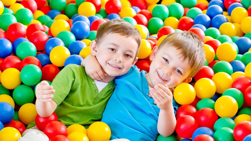 Basen z kulkami to świetna rozrywka dla dzieciaków