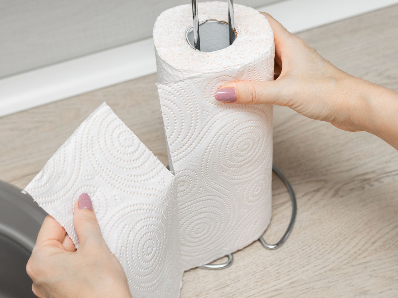 Using a paper towel can be easier. The TikToker revealed a method.