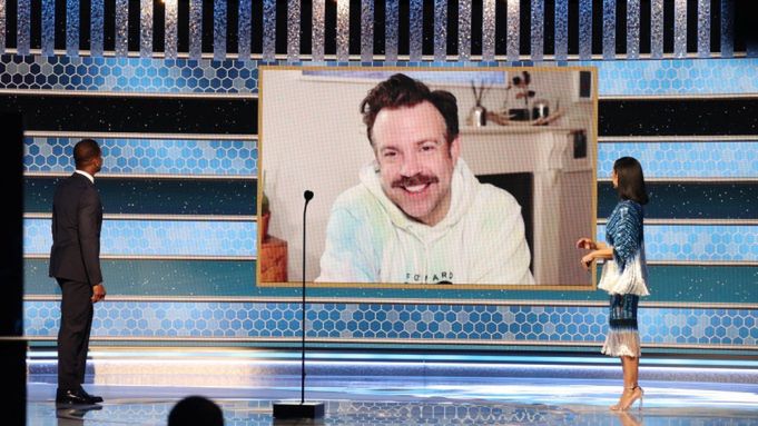 Złote Globy 2021: Jason Sudeikis "odbiera" nagrodę
