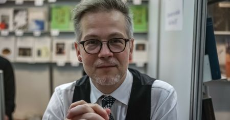 Znany pisarz chce do Sejmu. Nietypowe hasło wyborcze