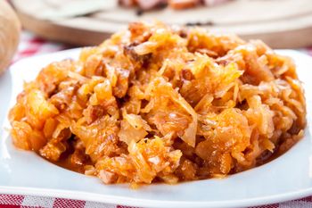 Nawet doświadczeni kucharze nie mają pewności. Jak długo gotować bigos?