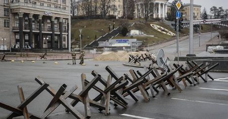 Kijów przygotowuje się do oblężenia. Na ulicach coraz więcej przeciwpancernych "jeży"