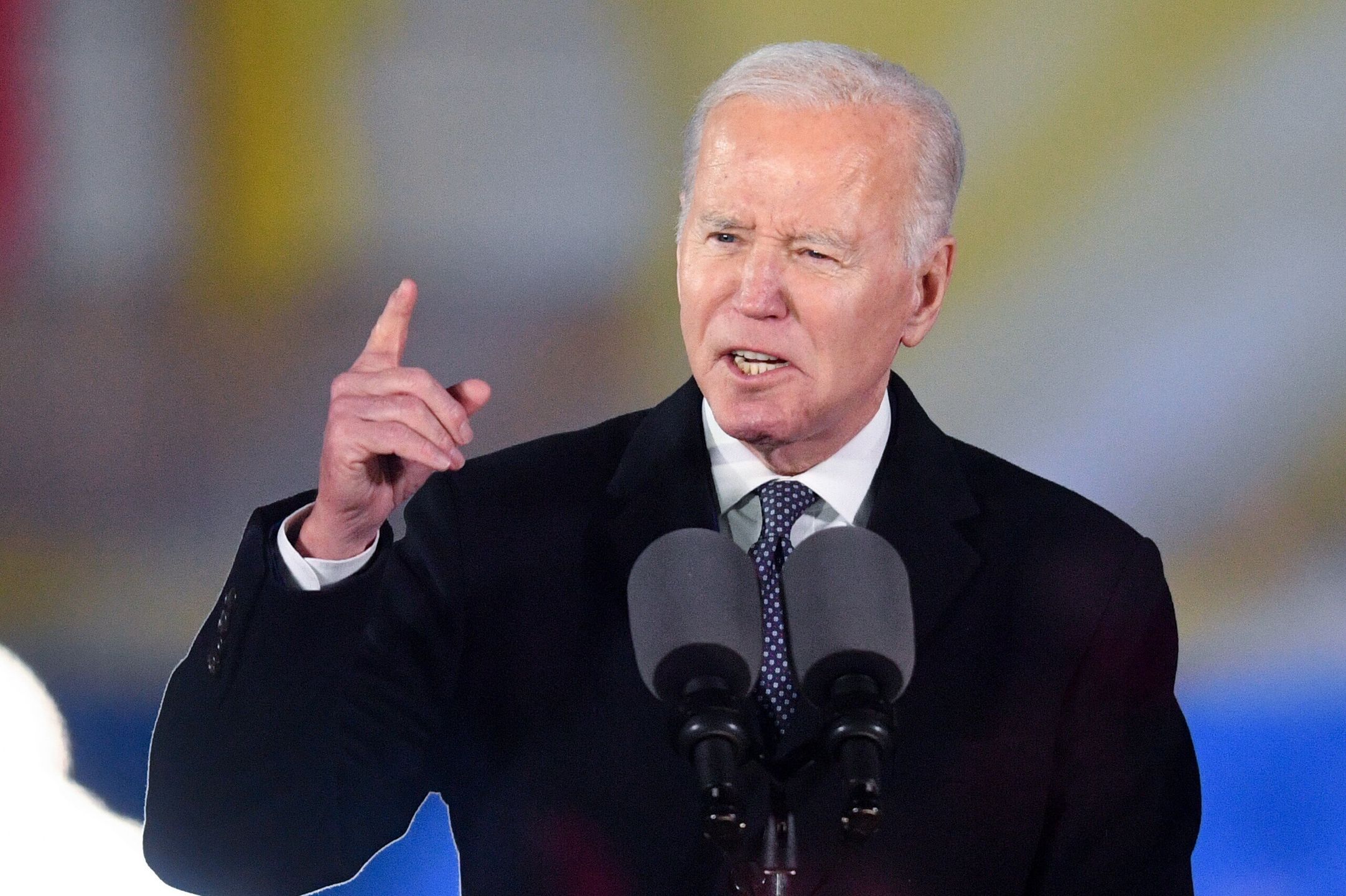 Warszawa, 21.02.2023. Pierwszy dzień oficjalnej wizyty prezydenta USA Joe Bidena w Warszawie, 21 bm. Prezydent Stanów Zjednoczonych Joe Biden wygłasza przemówienie do narodu polskiego w Arkadach Kubickiego w ogrodach Zamku Królewskiego w Warszawie. (jm) PAP/Radek Pietruszka