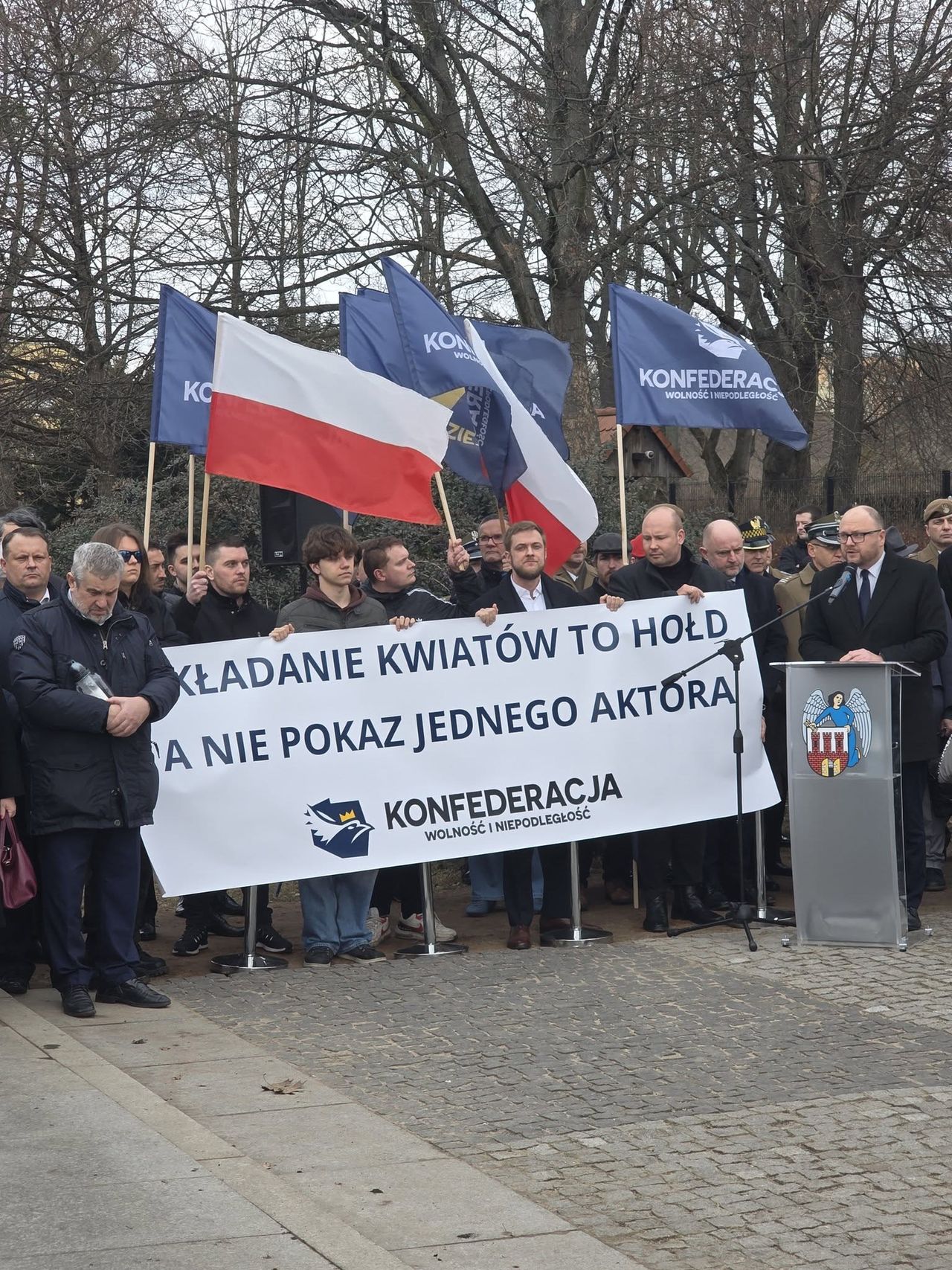 "Składanie kwiatów to hołd, a nie pokaz jednego aktora!" - Miasto odpowiada