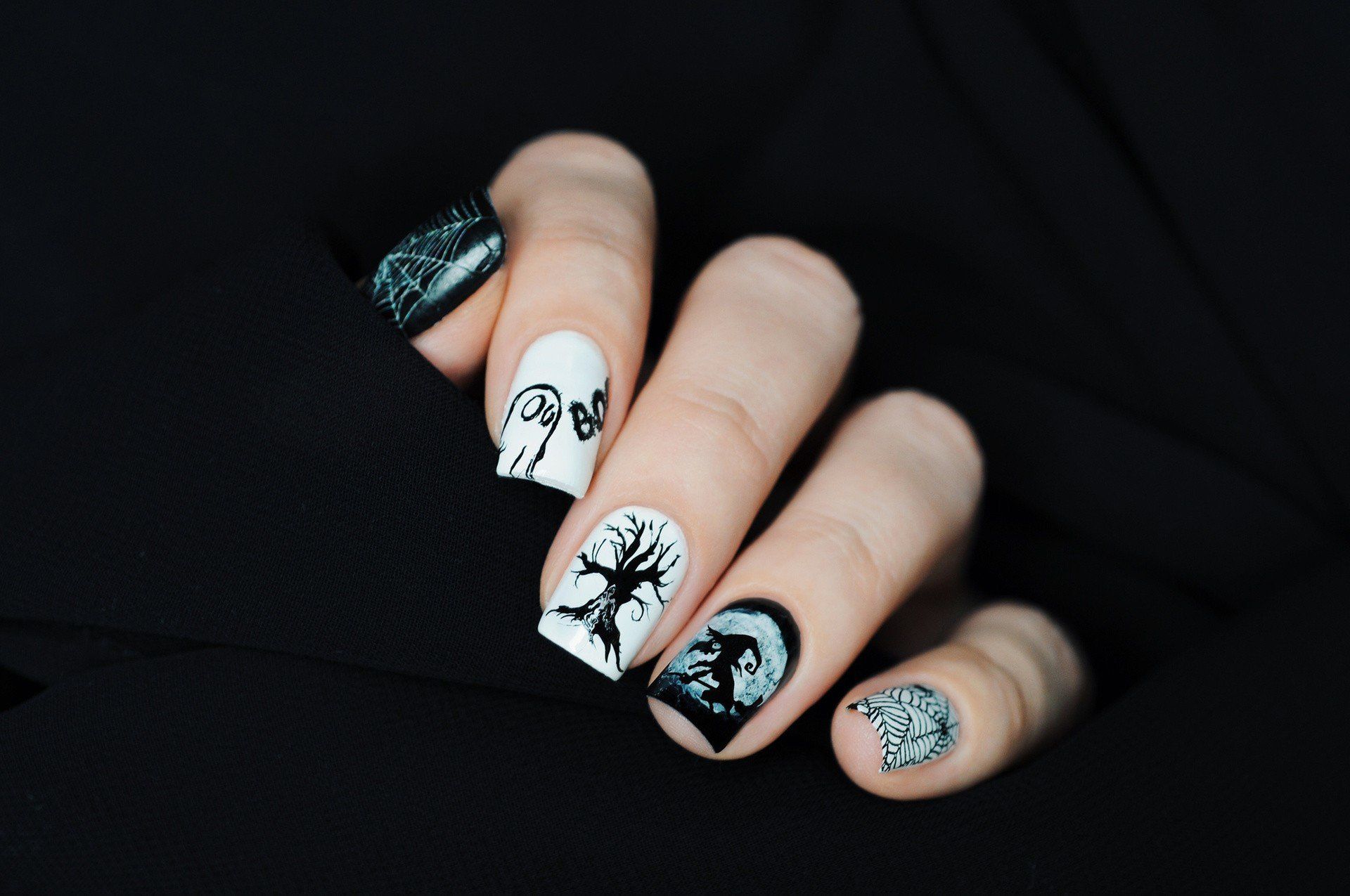Wzorki na paznokciach, takie jak dynie, duchy, nietoperze i pajęczyny to przewodni motyw manicure na Halloween.