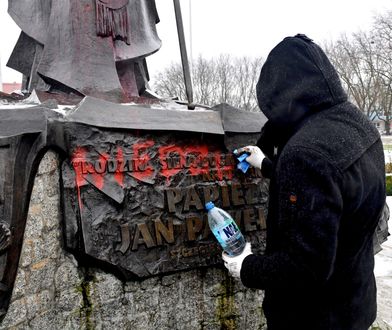 Szczecin. Pomnik Jana Pawła II pomazany farbą