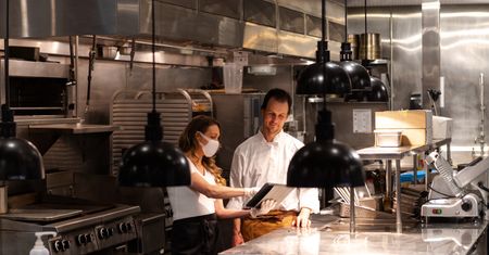 Pracownicy restauracji o przestrzeganiu obostrzeń. "Nie będę legitymować klientów, bo nie jestem do tego upoważniona"