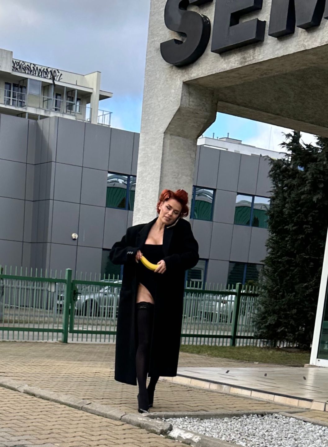 Natasza Urbańska wcina banana z wałkami na głowie