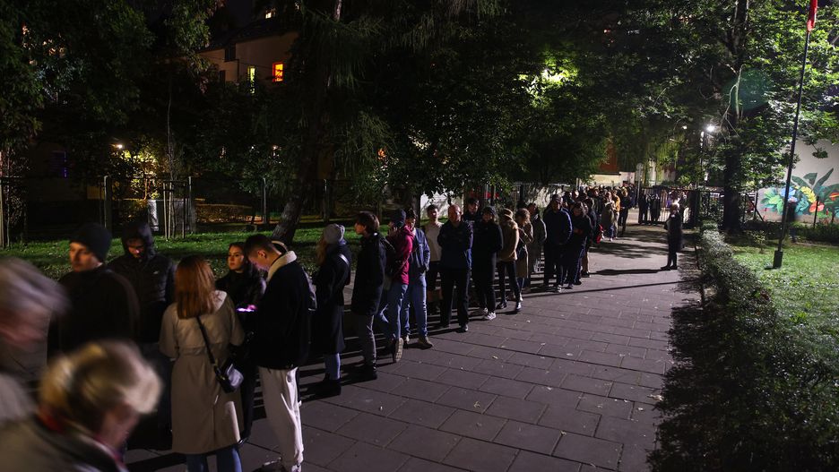 Kraków, 15.10.2023. Wybory parlamentarne 2023. Kolejka osób oczekujących na oddanie głosu przed siedzibą Obwodowej Komisji Wyborczej nr 124 w Krakowie, 15 bm. Trwa głosowanie w wyborach parlamentarnych i towarzyszącym im referendum. Do jego zakończenia obowiązuje cisza wyborcza i referendalna (aldg) PAP/Łukasz Gągulski