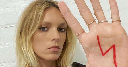 Anja Rubik na okładce "Vogue Polska". Wzięła udział w odważnej sesji