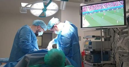 Naprawdę tak oglądali mecz. Zdjęcie hitem w sieci