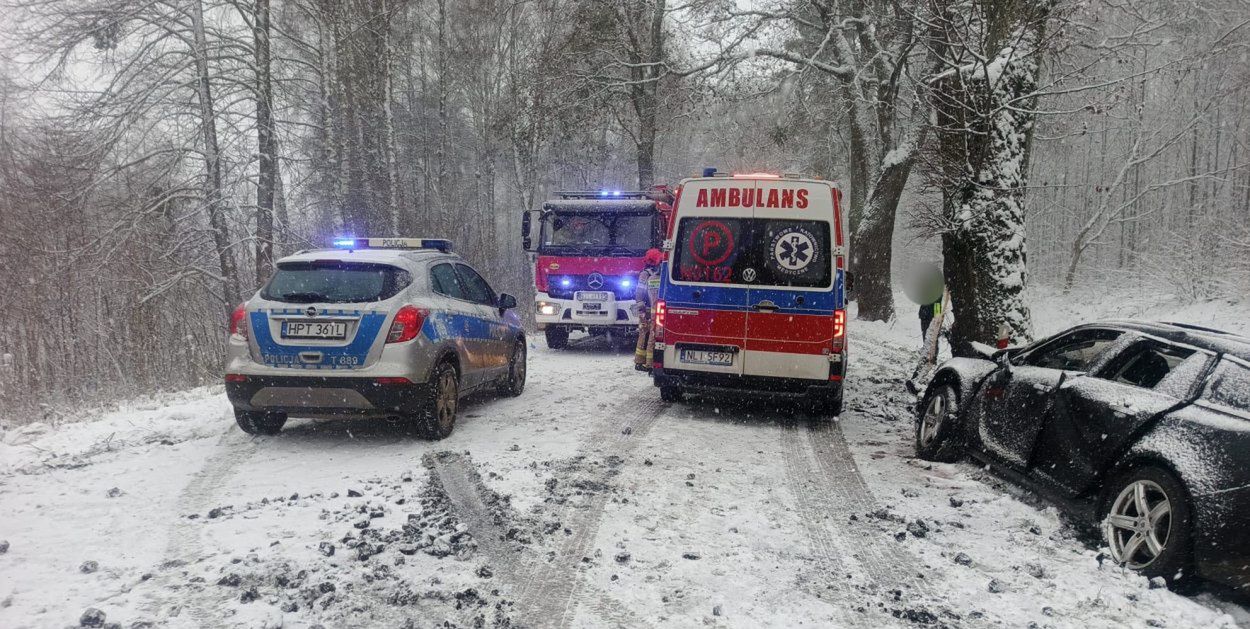 Ostróda: Trzy osoby w szpitalu po zderzeniu ciężarówki z osobówką