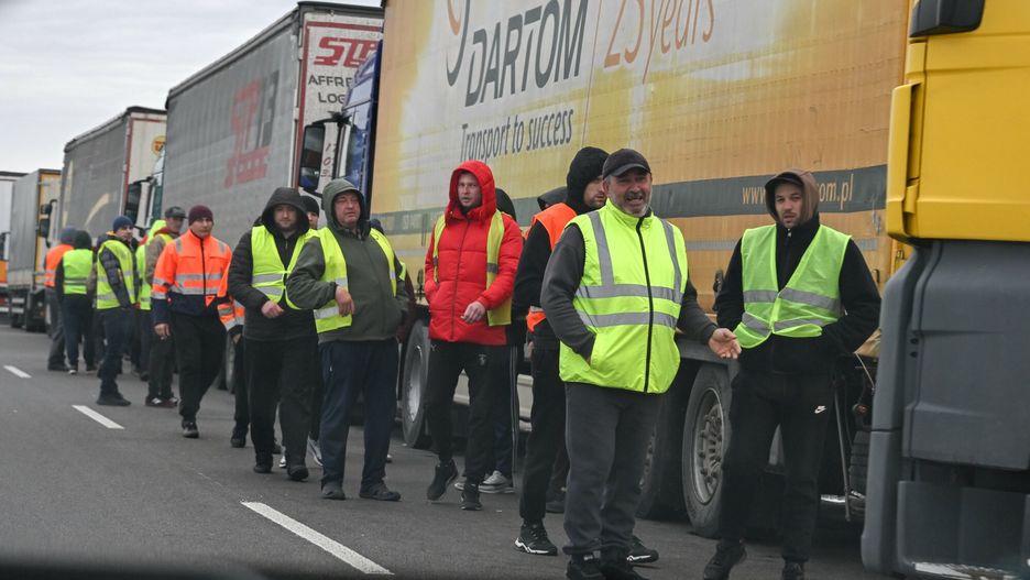 Na przejściu na granicy polsko-ukraińskiej trwa protest kierowców ciężarówek. Łotwa chce pomóc w mediacjach
