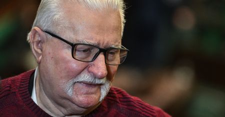 "Kosmiczne" okulary i pióropusz. Lech Wałęsa opublikował zdjęcia
