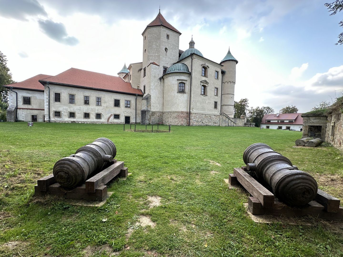 Kilkanaście minut jazdy na południe od Bochni przynosi taki oto widok na zamek Kmitów i Lubomirskich w Wiśniczu. Historyczne centrum Nowego Wiśnicza ze wzgórzem zamkowym i klasztornym zostało uznane za Pomnik HistoriiZ Nowego Wiśnicza można bez trudu dojechać do Starego Wiśnicza. 