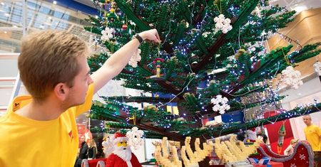 Zbudowali 5-metrową choinkę z klocków LEGO w Skende. Zobacz zdjęcia