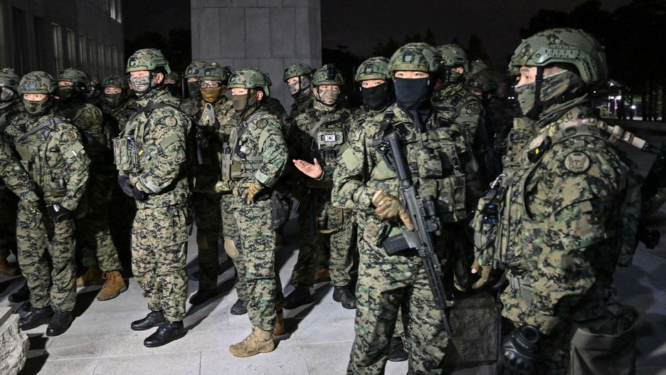 Korea Po?udniowa wprowadza stan wojenny
Soldiers try to enter the National Assembly building in Seoul on December 4 2024, after South Korea President Yoon Suk Yeol declared martial law. South Korea's President Yoon Suk Yeol on December 3 declared martial law, accusing the opposition of being "anti-state forces" and saying he was acting to protect the country from "threats" posed by the North. (Photo by Jung Yeon-je / AFP)
JUNG YEON-JE
