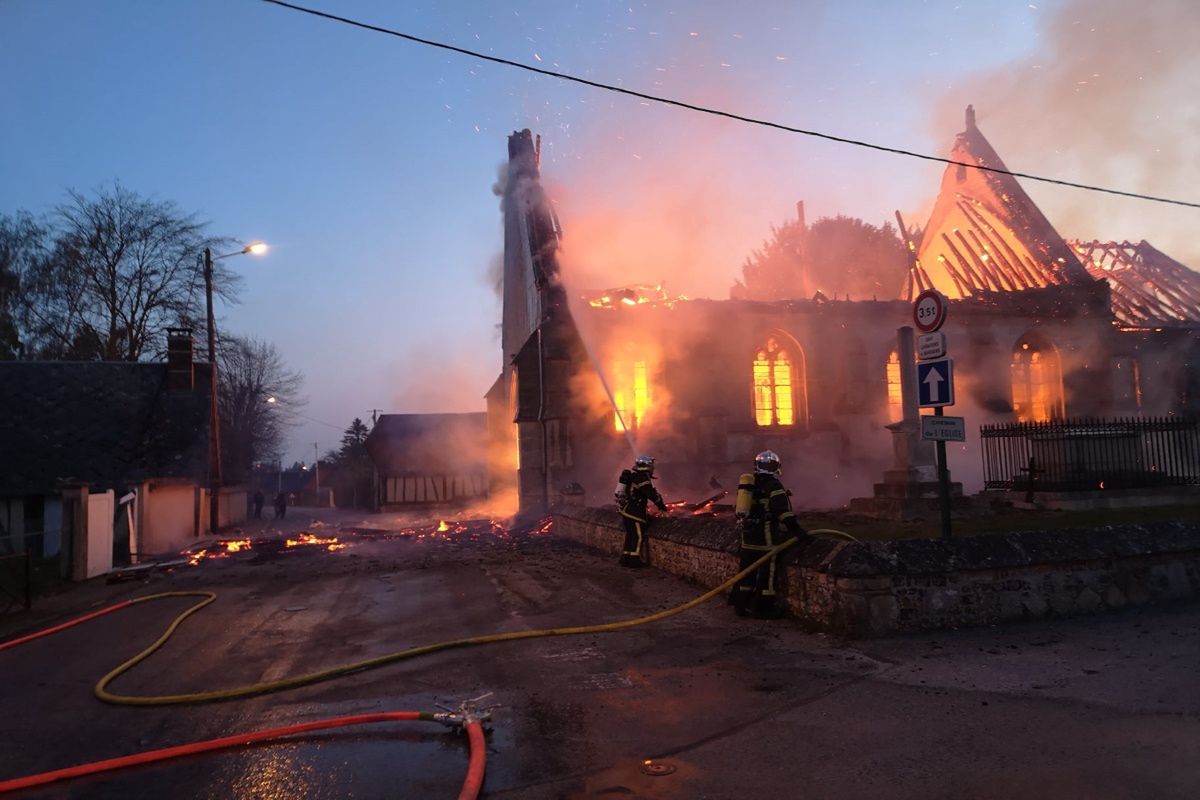 Pożar kościoła Saint-Aubin w Romilly-la-Puthenaye, w północnej Francji