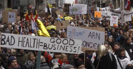 Strajkowali przeciwko obostrzeniom. Starcia z policją w Brukseli