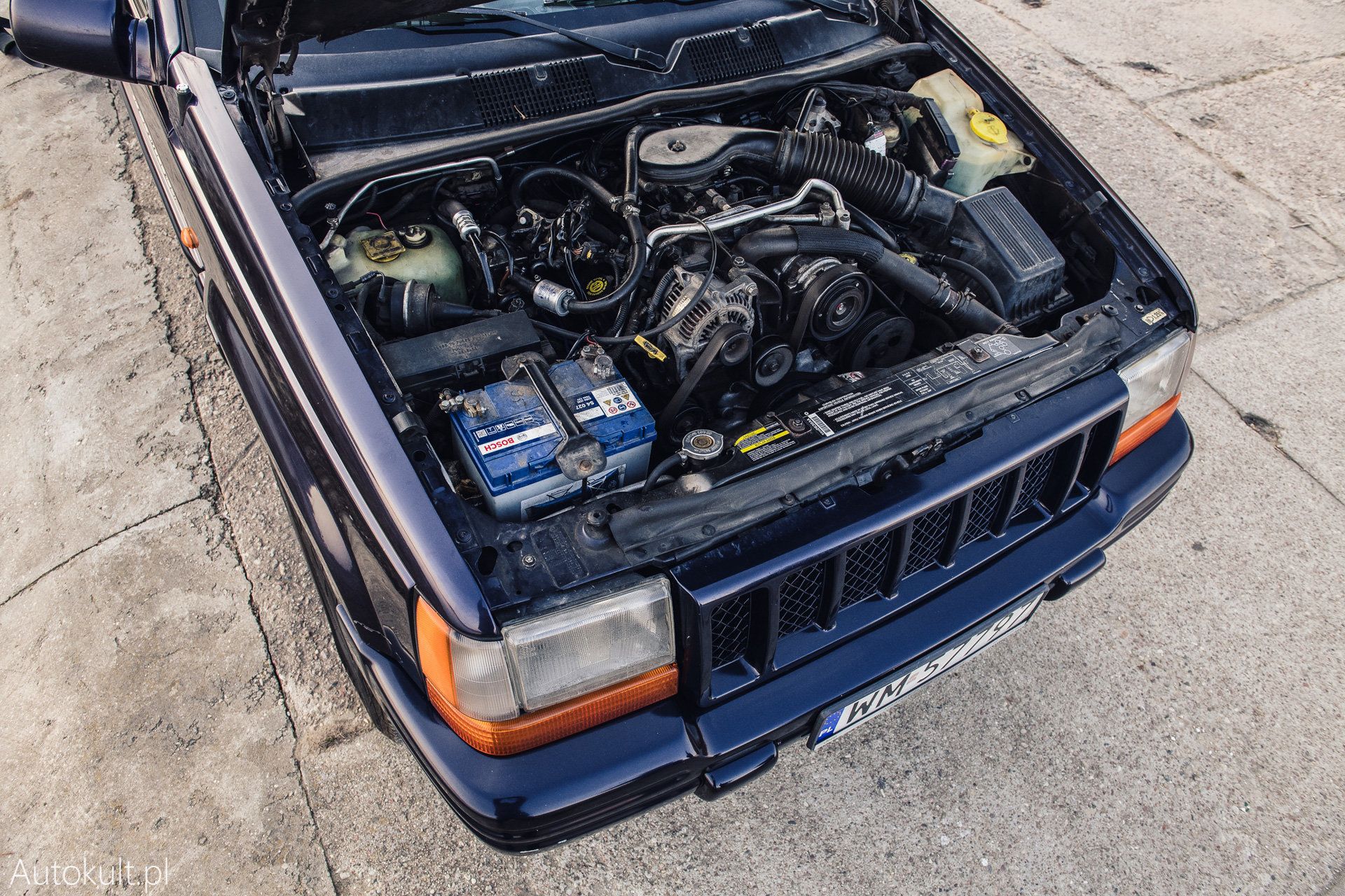 Wyjątek od reguły - motor 5.9 pod maską Grand Cherokee jest mocno upchnięty. Tu lepiej pasuje 4-litrowa jednostka.