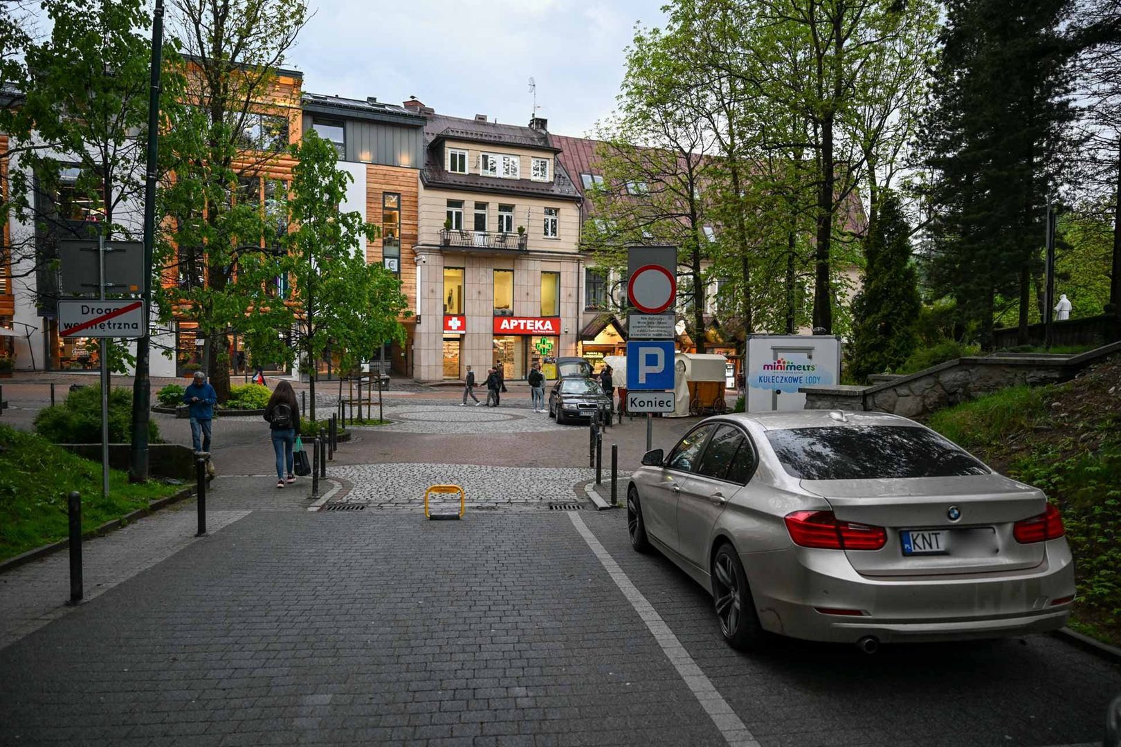 Księża ustawili własne znaki i parkometr - parking przy Sanktuarium Najświętszej Rodziny w Zakopanem i zamknięta droga.