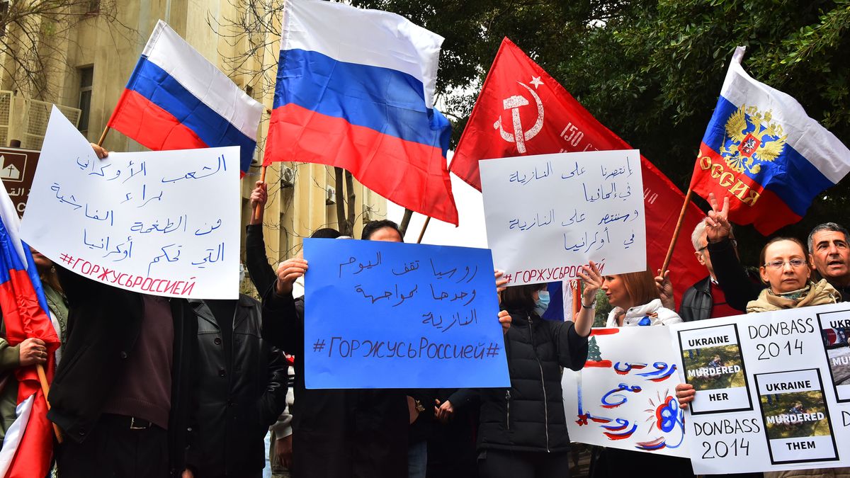 Na zdjęciu osoby na wiecu poparcia dla rosyjskiej armii