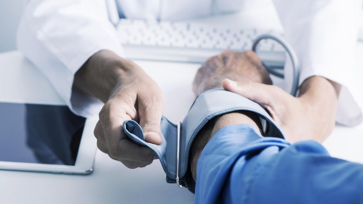 Osmoregulacja obejmuje zespół mechanizmów funkcjonujących w organizmach żywych, które regulują ciśnienie osmotyczne płynów ustrojowych.