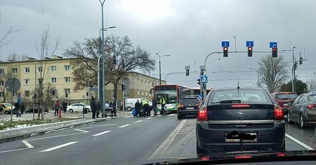 Autobus potrącił pieszego na przejściu. Duże utrudnienia w ruchu