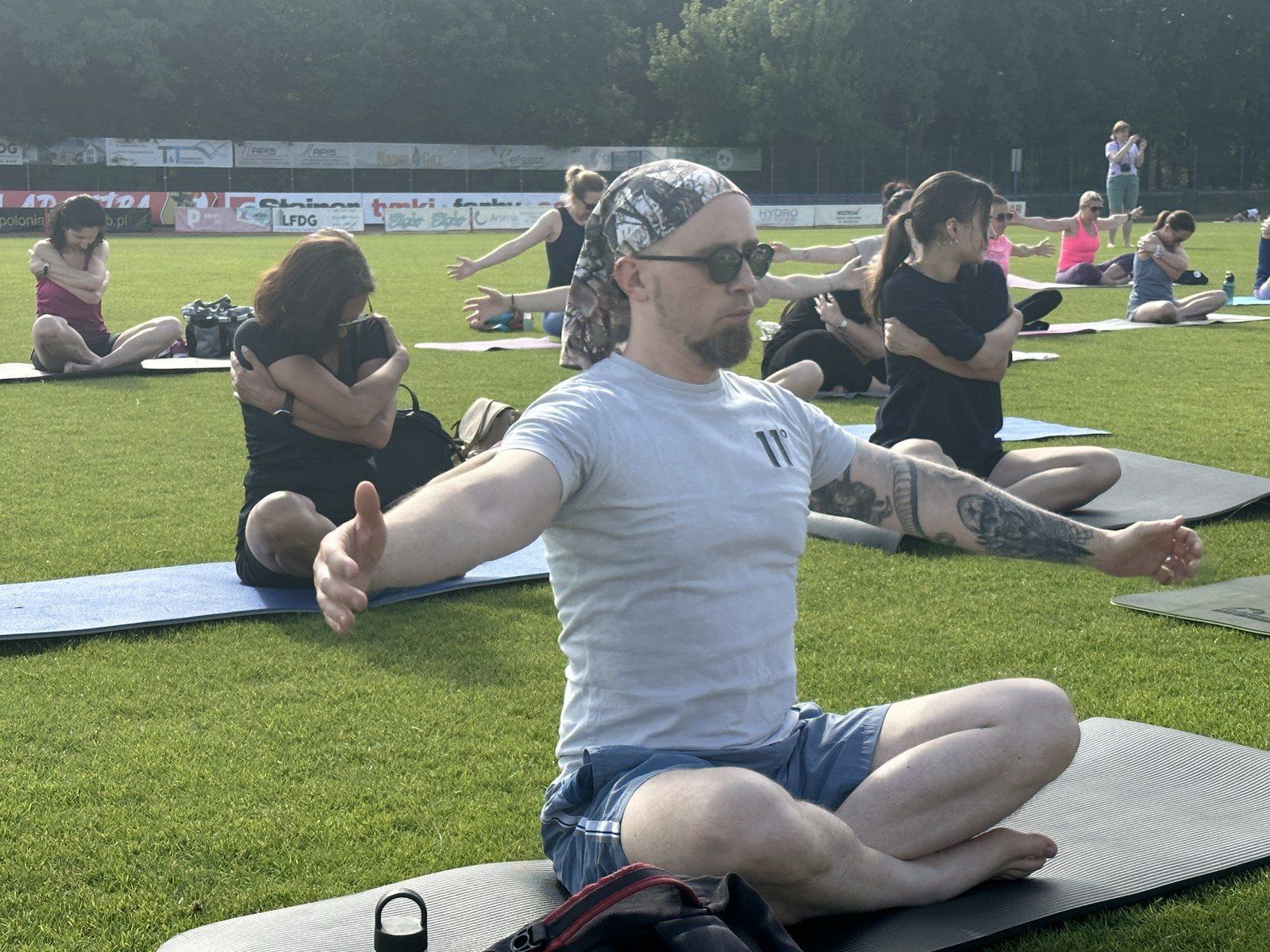 Joga na stadionie w Lesznie