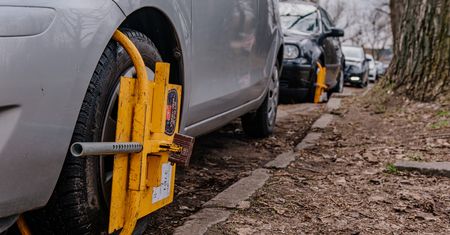 Zgłaszał patoparkowanie w Warszawie. Ukarano go za to mandatem