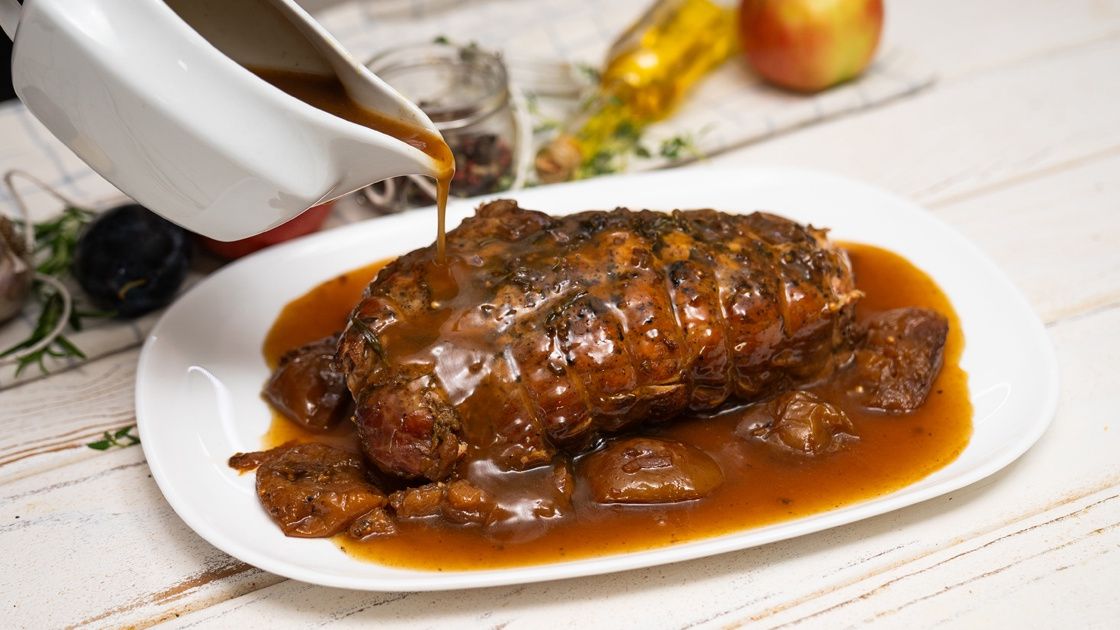 Pieczona łopatka z jabłkami i śliwkami- Pyszności