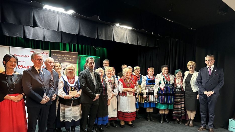 Laureaci głównych nagród w towarzystwie organizatorów, przedstawicieli władz miasta i powiatu oraz jurorów konkursowych.