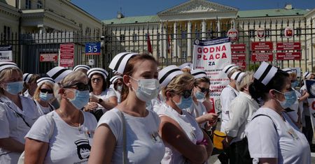 Wojewoda Konstanty Radziwiłł wygwizdany przez pielęgniarki. "Kłamca"