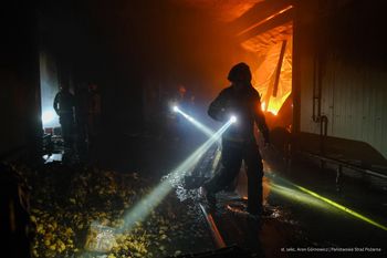Pożar hali na Pomorzu opanowany. Trwają poszukiwania strażaka