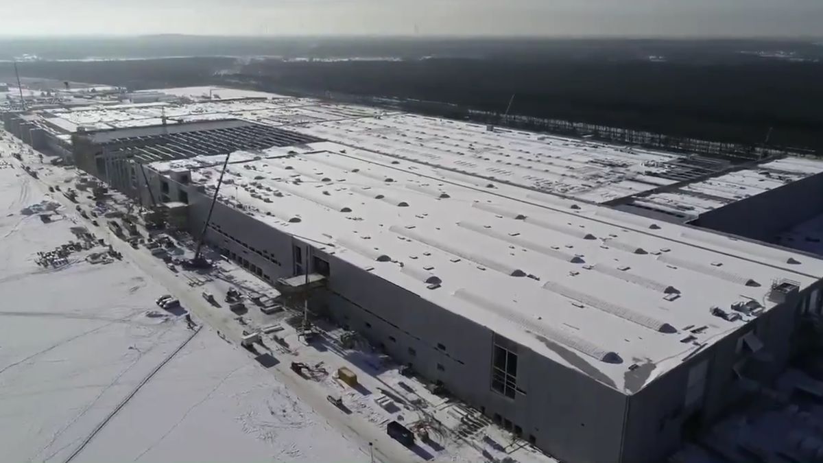 Elon Musk pokazuje niesamowite nagranie z drona. Oto Tesla Gigafactory w Berlinie 1