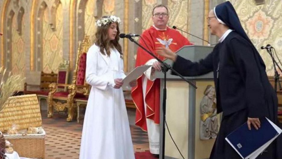 Dziewczynka zachwyciła zebranych swoim głosem