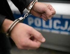 26-latek wyskoczył przez okno na widok policjantów. Był poszukiwany do odbycia kary
