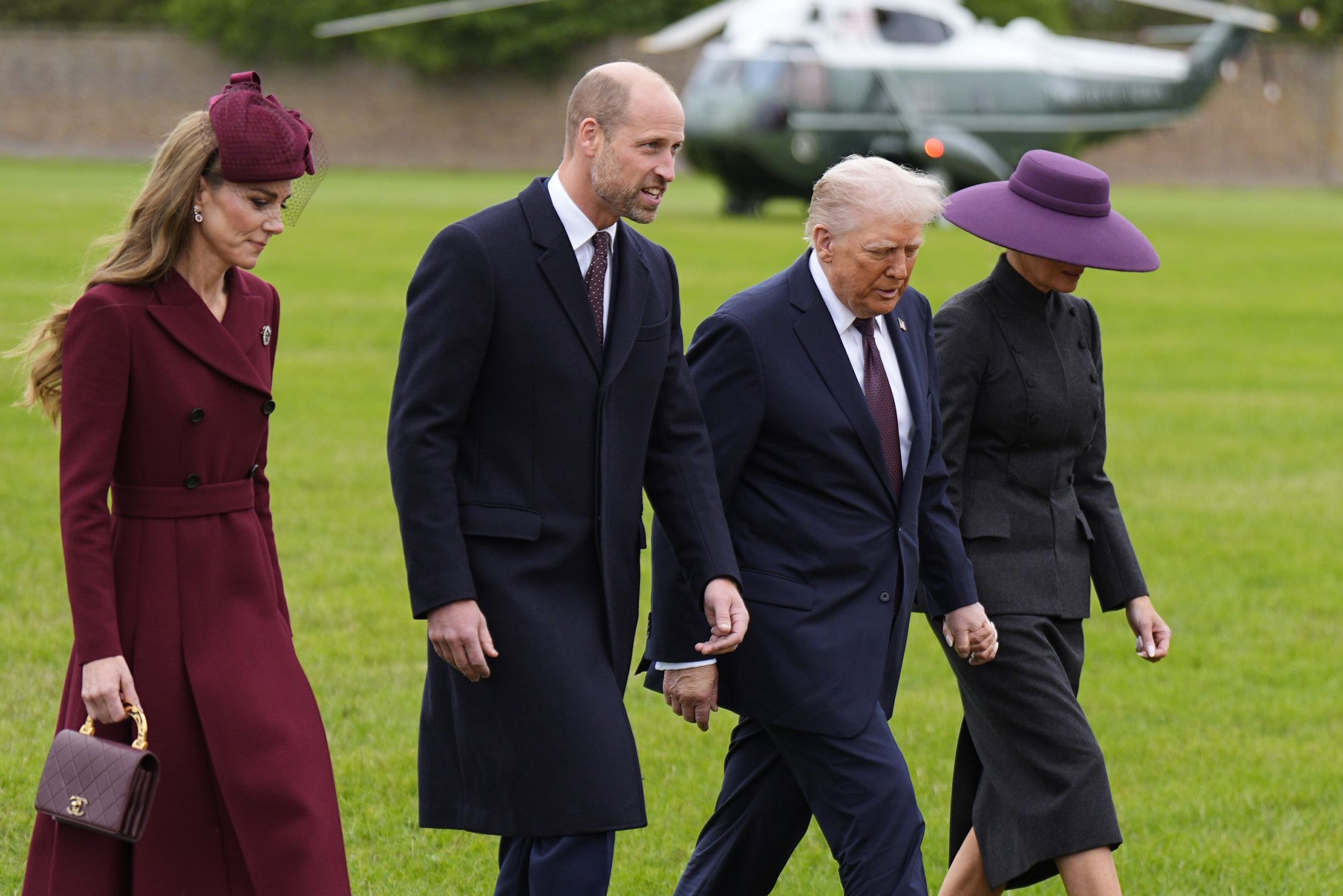 Melania Trump i Donald Trump z rodziną królewską